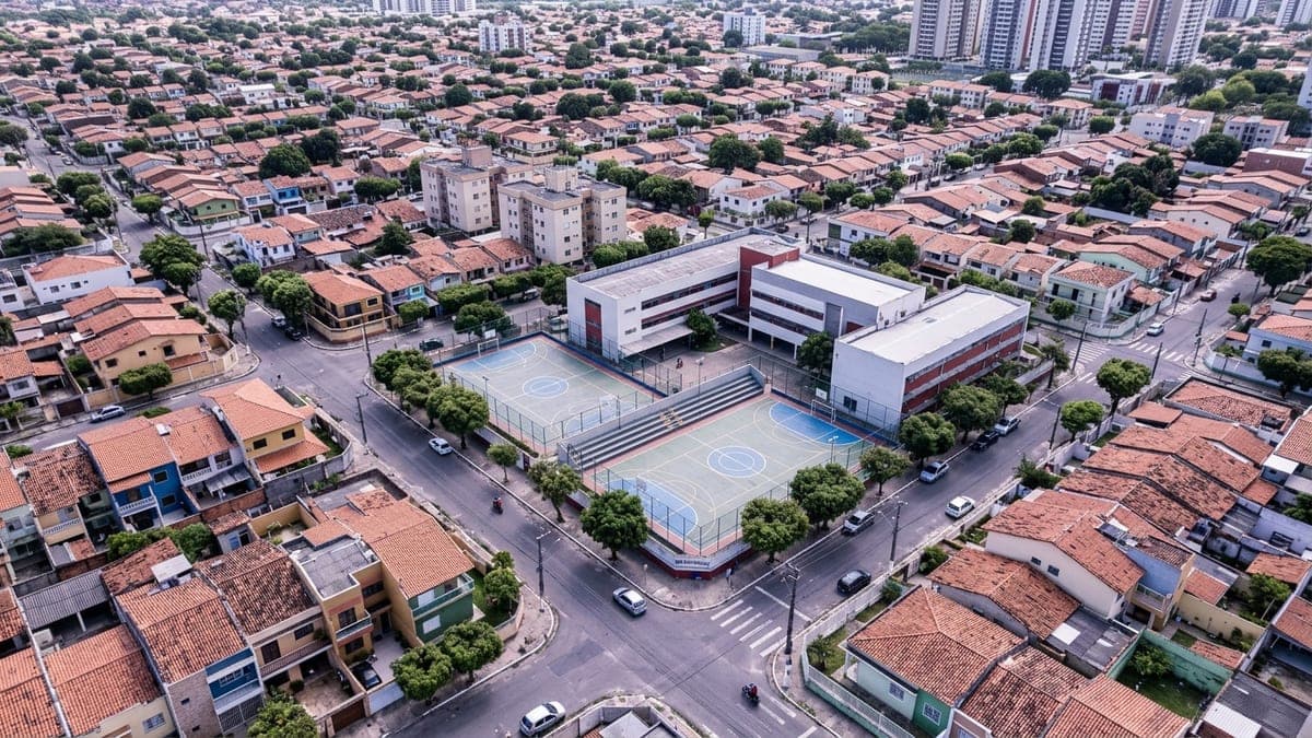 Vista aérea de um bairro residencial brasileiro com a quadra de uma escola ao centro